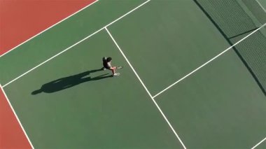 Top attıktan sonra çeşitli erkek oyuncular sahada voleybol oynamadan önce ön el alıştırması yapıyorlar. Sporcular, müsabakalar, sportmenlik, aksiyon, açık hava, canlı, enerjik