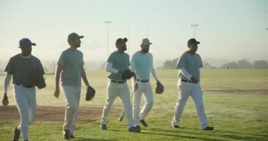 Şafak vakti sahada koşan erkek beyzbol takımı talim için yeni tebeşir hattını yenileyen kıdemli koçu selamlıyor. Atletizm, takım çalışması, antrenman, açık hava, spor, motivasyon, disiplin