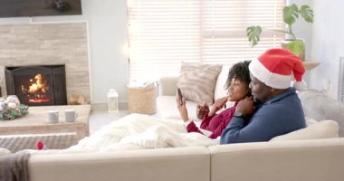 Çeşitli çiftler arandıktan sonra tepki veriyor, gülümsüyor ve şöminenin yanındaki koltukta akıllı telefon sallıyorlar. Romantizm, samimiyet, kutlama, rahatlık, mevsim, eğlence, neşe