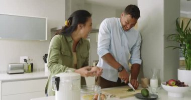 Yumurta topluyor, çeşitli çiftler kahvaltı için mutfak adasında yumurta kırıyor ve ot doğruyor. Yurt içi, işbirliği, çağdaş, yaşam tarzı, aşçı, neşeli, sağlıklı