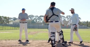 Koşucu yakalayıcı çeşitli erkek takım arkadaşlarını atıcılar tepesinde, eldivenleri ve şapkaları tokatlamaya teşvik ediyor. Takım, yoldaşlık, atletizm, açık hava, spor, spor, toplum