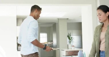 Modern mutfaktaki ahşap yemek masasında kahvaltıdan sonra çeşitli çiftler bulaşıkları yıkıyor. Konforlu, evcil, ilişkisel, çağdaş, yaşam tarzı, samimi, el yapımı