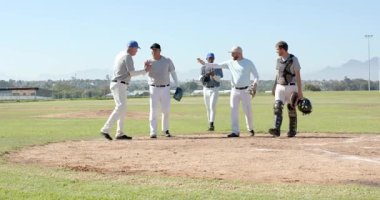 Kutlama, çeşitli takım arkadaşları el sıkışıyor, beşlik çakıyor, şapkaları kaldırıyor ve tümsekte yakalayıcı maskesi takıyor. Sporcular, yoldaşlık, takım çalışması, açık hava, canlı, zafer, boş zaman