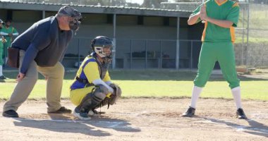 Sarı ve mavi takımlı erkek yakalayıcının saha içinde serbest top için eldivenle dalışına tepki veriyor. Atletik, spor, aksiyon, rekabet, açık hava, dinamik, takım çalışması