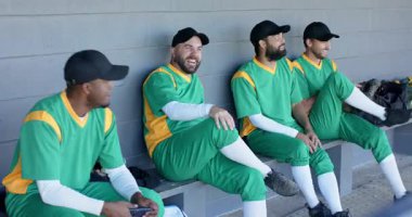 Erkek takım arkadaşı yedek kulübesine giriyor, takım arkadaşları beşlik çakıyor ve beyzbol eldivenlerini kapıyor. Sporcular, yoldaşlık, takım çalışması, sportmenlik, açık hava, gündelik, rekabetçi