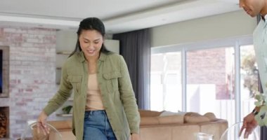 Yemek masasına kahvaltı taşıyan, yumurta besleyen ve gülümseyen portakal suyu döken çift. Romantik, arkadaşlık, ev yemeği, konforlu, yaşam tarzı, iç mekan, mutluluk