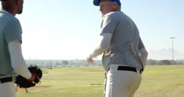 Top oyuncuya doğru fırlıyor. Kıdemli koç ve çeşitli grupların sahada atış yapmasını sağlıyor. Anlaşıldı. Koçluk, atletizm, eğitim, akıl hocalığı, takım çalışması, açık hava, rekabet