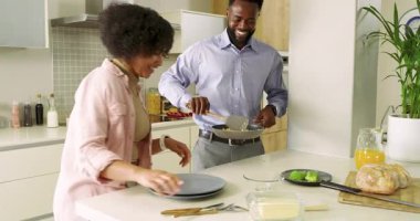Mutfak adasına tabak koyan, yumurta karıştıran, kahvaltıda yumurta kaplayan çeşitli çiftler. Aşçılık, aşçılık, ev, modern, yaşam tarzı, brunch, hazırlık