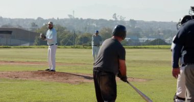 Höyüğe odaklanan erkek atıcı, koşmak için beyzbol geçmişteki yakalayıcıyı serbest bırakıyor, hakem güvenli sinyal veriyor. Atletizm, rekabet, takım çalışması, açık hava, spor, enerjik, dinamik