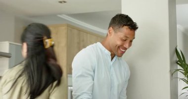 Asyalı çift yumurta çırpıyor, biber öğütüyor ve dokuları tartıştıktan sonra mutfakta avokado dilimliyor. Yemek, mutfak, aşçılık, samimiyet, hazırlık, ev, yaşam tarzı