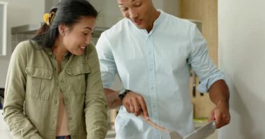 Asyalı çift nazik dokunuşlar yapıyor, ekmek dilimliyor ve tezgahta yumurta pişiriyor, kahvaltıya başlıyorlar. Romantik, evcil, rahat, aşçı, yaşam tarzı, samimi, sıcak