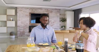 Çeşitli çiftler yemek alanına giriyor. Tuz öğütücüyle yumurta pişiriyor ve portakal suyu kızartıyorlar. Romantik, samimi, modern, yaşam tarzı, samimi, kahvaltı, bağlantı