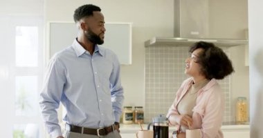 Çeşitli çiftler mutfağa giriyor, kahve makinesinden bardaklara kahve dolduruyor ve şeker ekliyorlar. Aile içi, samimiyet, konfor, yaşam tarzı, zarafet, habitat, farkındalık