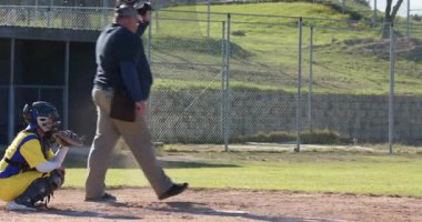 Topu ıskaladıktan sonra güvenli atış, erkek yakalayıcı teçhizatı çıkarıyor ve elmas, kopyalama alanından uzaklaşıyor. Atletizm, eğlence, açık hava, takım çalışması, aktif, rekabetçi, sportmenlik