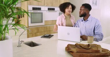 Çeşitli çiftler mutfağa girip çantalarını çantalarına koyuyorlar. Laptoplarını kahverengi çantalı koridora koyuyorlar. İşbirliği, iletişim, yaşam tarzı, modern, yerli, profesyonel, bağlantı