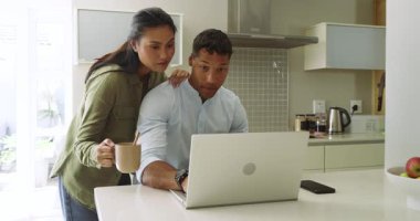 Dizüstü bilgisayardaki verileri fark ettim. Mutfak adasında çalışan çeşitli çiftler. Kahvelerini yudumluyor, fikirleri tartışıyorlar. İşbirliği, çeşitlilik, ev ofisi, modern, dostane, iletişim, sağlık