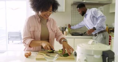 Ev mutfağında avokado doğrayan, tavaya yumurta çırpan sıradan bir Afro-Amerikan çifti. Yemek, kahvaltı, yerli, aşçı, yaşam tarzı, minimalizm, doğal ışık