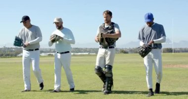 Farklı erkek beyzbol takımları sahada eldiven takarak son oyunu özetliyor. Takım, atletizm, yoldaşlık, açık hava, sportmenlik, rekabet, takım çalışması