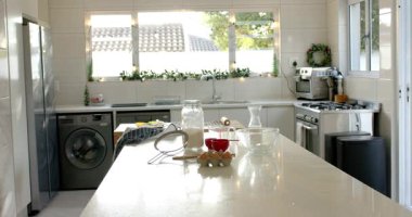 Ada tezgahındaki un kavanozunu tutan ve gün ışığında çırpmaya başlayan kamera kaydı. Mutfak eşyaları, aşçılık, minimalist, modern, yerli, parlak, doğal