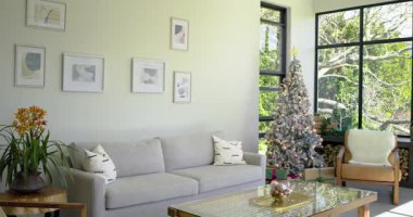 Başlangıçta kamera, dekore edilmiş Noel ağacı, odun ve şömineyi gözler önüne sermek için odayı tarıyor. İç mekan, tatil, rahat, minimalizm, şenlikli, sıcak, İskandinav