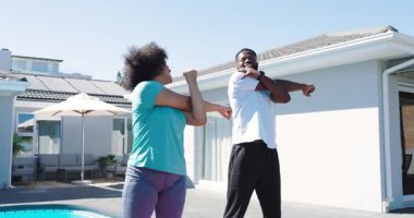 Isınma turlarına başlarken arka bahçedeki havuz kenarlarında spor takip cihazı takan farklı arkadaşlar. Spor, eğlence, rahatlık, sağlık, açık hava, aktivite, sağlıklı yaşam tarzı.