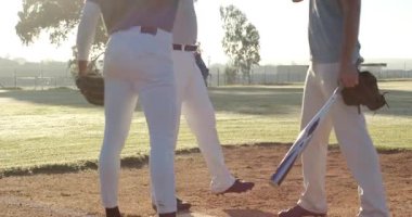 Güneşin doğuşu, üç erkek beyzbol oyuncusunun sahada toplanıp birbirlerine bağlanmalarını sağlıyor. Atletizm, takım çalışması, yoldaşlık, sportmenlik, açık hava, enerjik, arkadaşlık.