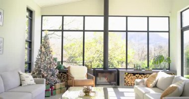 Sabit güneş ışığı odasından başlayan kamera, sıcak tatil iç mekanını ortaya çıkarmak için aşağı doğru dönüyor. Konforlu, neşeli, sıcak, misafirperver, iç mekan, ev, mevsimlik