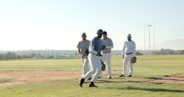 Yuvarlanan dünyalılar, erkek takım arkadaşlarının savunma için sahada eldiven kullanmasına neden oluyor. Atletizm, takım çalışması, sportmenlik, eğitim, açık hava, rekabetçi, dinamik