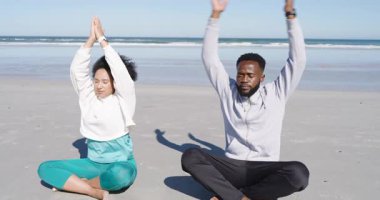 Çeşitli arkadaşlar nefes alıyor, kol döngüsü boyunca akıyordu. Sahilde meditasyon yapmak için akıllı adımlarla ilerliyordu. Dinginlik, farkındalık, sağlık, rahatlık, boş zaman, açık hava, uyum, rahatlama.