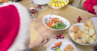 Çeşitli arkadaşlar, tatil için tavuk keserek sofraya sebze ve ekmek koyuyorlar. Kutlama, yoldaşlık, sonbahar, kırsal, neşeli, topluluk, birliktelik