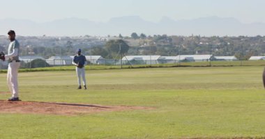 Duruşu ayarlamak, atıcının dönmesi, atışı yapması, sahada ilk kapağı atmak, kopyalama alanı. Atletizm, spor, ders dışı, takım çalışması, açık hava, rekabet, dinamik