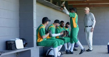 Kıdemli koç çeşitli erkek beyzbol takımlarına su dağıtıyor beşlik çakıyor ve yedek kulübesinden çıkıyor. Atletizm, takım çalışması, yoldaşlık, motivasyon, açık hava, spor, aktif