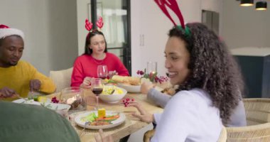 Farklı arkadaşlar, boynuz takan kadınların tahta masada, fotokopi odasında tatil hikayelerini paylaşmalarını dinliyorlar. Şenlik, kutlama, yoldaşlık, konfor, neşe, mevsim, arkadaşlık