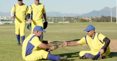 Tepeye yaklaşan erkek beyzbol takım arkadaşları eldiven tokadı ile çiftleri selamlıyor, yoldaşlığı kutluyorlar. Takım, dostluk, dostluk, sportmenlik, açık hava, atletik, boş zaman.