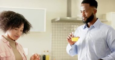 Çeşitli çiftler yumurta kırıyor, kahvaltı hazırlıyor, karışımı çırpıyor ve mutfak adasında gülüyor. Romantizm, takım çalışması, aşçılık, yaşam tarzı, el işi, evcil, samimiyet