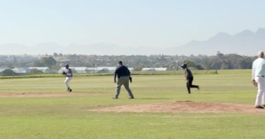 Vurucu beyzbola vurduktan sonra, atıcı ve çeşitli takım arkadaşları savunmayı kutlamak için tümsekte toplandılar. Atletizm, takım çalışması, spor, zafer, açık hava, rekabetçi, enerji