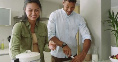 Çeşitli çiftler yumurtalara uzanıyor, tezgahta avakado çırpıyorlar ve kahvaltı hazırlıyorlar. Aile içi, aşçı, taze, canlı, takım çalışması, yaşam tarzı, rahat