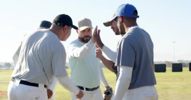Moral verici konuşmalar yapmak çeşitli erkek takım arkadaşlarının çimen tarlasında toplanmasına, yarasa ve eldivenlere dokunmasına neden oluyor. Takım çalışması, atletik, açık hava, dayanıklılık, ilham, spor, birlik