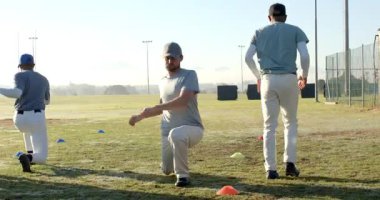 Koşullu tatbikat çeşitli erkek takım arkadaşlarının kozalakların etrafında koştuğunu gösteriyor. Atletik, takım çalışması, antrenman, spor, spor, spor, enerji, açık hava