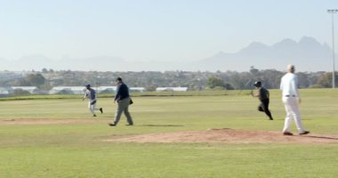 Beyaz erkek atıcı dışarı atıyor, vurucu koşuyor, kaleci koşuyor, hakem bağırıyor. Atletizm, rekabet, açık hava, takım çalışması, sportmenlik, dinamik, aktif