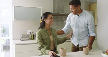 Mutfak adasında çeşitli çiftler, ellerinde şeker karıştıran ve telefona gülen bir adamla içeri giriyorlar. Romantizm, samimiyet, modern, rahat yaşam tarzı, samimi, sıcak