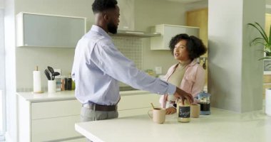 Kavanozdan şeker toplarken sohbet eden, kahve karıştıran, ev mutfağında kucaklaşan farklı çiftler. Romantizm, samimiyet, evcil, yaşam tarzı, rahat, bağlantı, modern