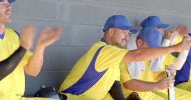 Çeşitli erkek beyzbol takımlarının yedek kulübesinde oynadıkları heyecanlı oyuna tepki göstererek eldivenleriyle el kol hareketi yapmalarına tezahürat yapıyorlar. Sportmenlik, dostluk, takım çalışması, kutlama, atletizm, boş zaman, canlı