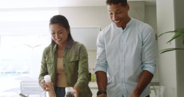 Çeşitli çiftler mutfağa giriyor, dolmalık biber dilimliyorlar, yumurta kırıyorlar, kahvaltı için baharat hazırlıyorlar. Ortaklık, işbirliği, ev, ev, neşeli, enerjik, aşçılık