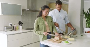 Mutfak adasında kahvaltı hazırlarken çeşitli çiftler ekmek dilimleyip yumurta pişiriyor. Mutfak, ev tarzı, modern, taze, besleyici, aile, aile içi