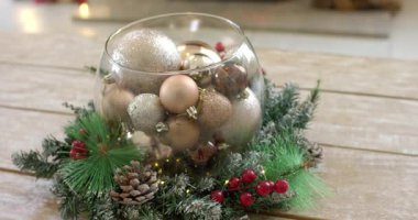 Cam kasede çelenklerle süslenmiş Noel süsleri ve şömineyi gösteren bir kamera açılıyor. Kutlama, sıcaklık, dekorasyon, kutlama, konforlu, zarif, mevsimlik