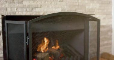 Metal örgülerin arkasında yanıp sönen ilk alev ateşi yoğunlaştırıyor, odunları karartıyor ve ocağı ısıtıyor. Konforlu, ambiyanslı, kırsal, sıcak, evcil, iç, geleneksel