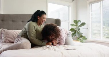 Kadın arkadaşlar yatakta oturmuş, ellerini sıkıyor ve gıdıklıyor, neşeli bir bağ kurmak için birlikte gülüyorlar. Arkadaşlık, şefkat, rahatlama, konfor, yaşam tarzı, samimi, neşeli