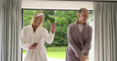 Anne ve kızı akıllı telefon yetiştiriyor, müziğe dans ederek ve kapı sürgüsüyle gülerek cevap veriyorlar. Neşe, bağlantı, eğlence, rahatlama, spontanlık, doğa, gündelik