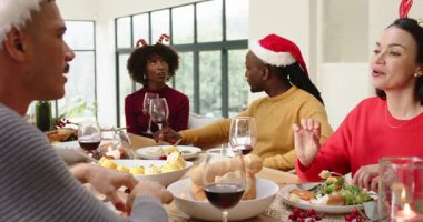 Arkadaşlar yemek masasında toplanıyor, şarap kızartıyor, mısır doğruyor, salata servis ediyorlar. Kutlama, yoldaşlık, şenlik, sıcaklık, neşe, zarafet, sosyalleşme.